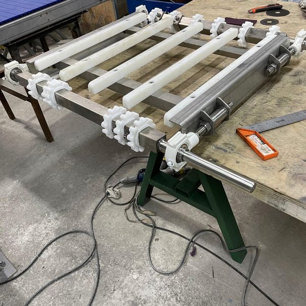 Estructura de cinta con piñones para banda modular