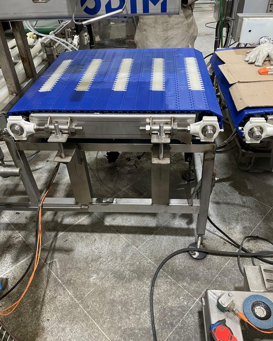 Cinta transportadora de banda modular con estructura de acero inoxidable