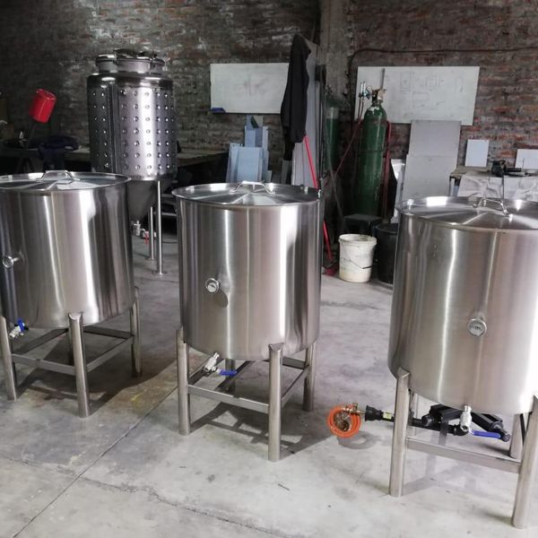 Estanques de acero inoxidable con patas