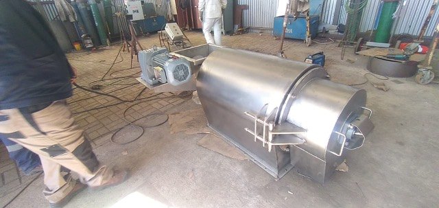 Homogenizador de harina terminado en el piso del taller