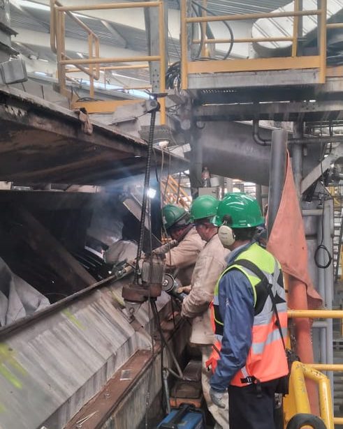 Cuadrilla soldando una estructura dentro de una planta