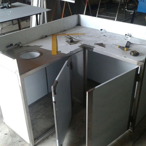 Mueble de acero inoxidable con puertas