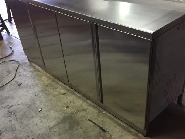 Muebles de acero inoxidable con puertas