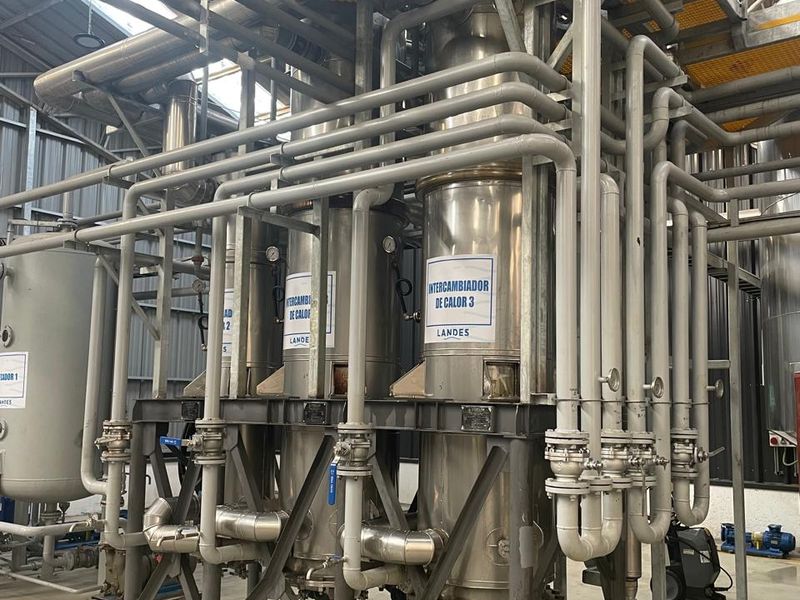 Piping de vapor y condensado en planta refinadora de aceite de pescado