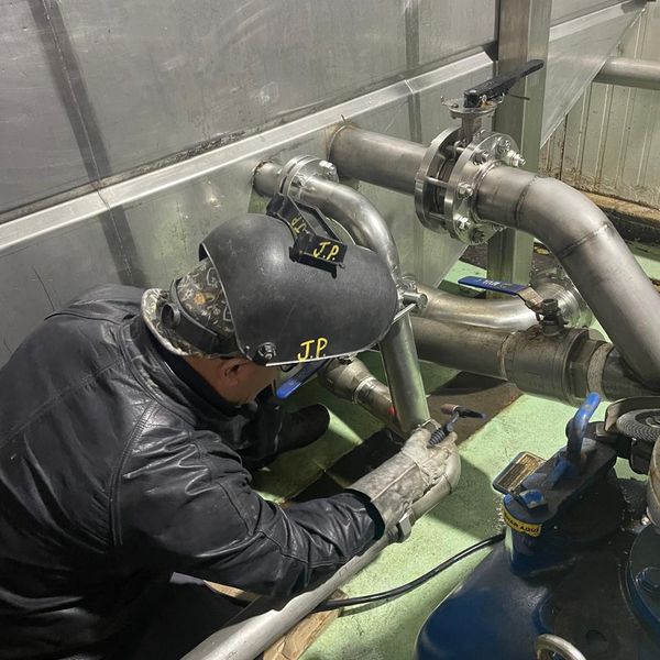 Soldador trabajando en una cañería
