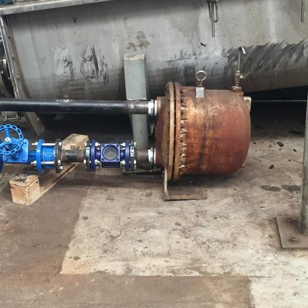 Conexión de cañería con válvula