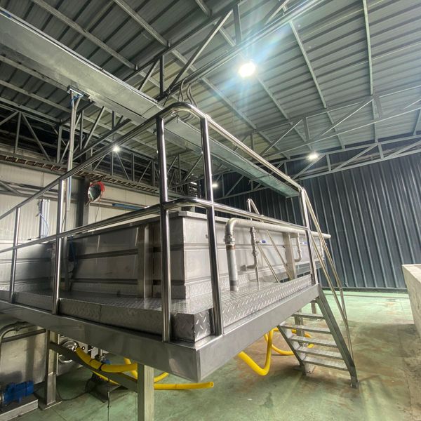 Plataforma con escalera y pasamanos