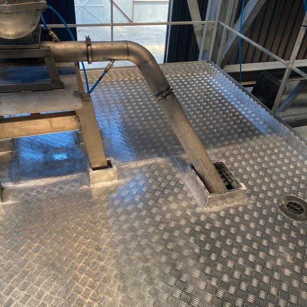 Piso de plancha diamantada con pasamanos de cañería