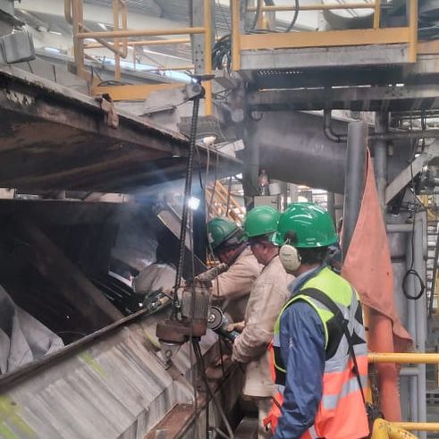 Cuadrilla soldando una estructura en planta