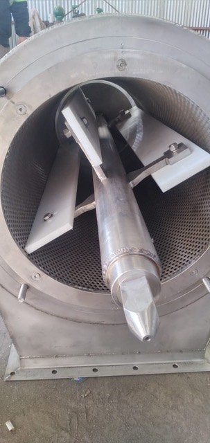 Interior de un separador de cordeles: rotor con paletas dentro del tamiz perforado