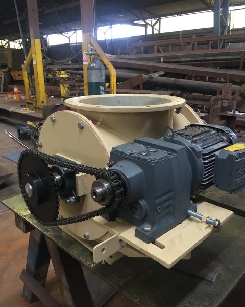 Válvula rotativa con motorreductor y transmisión por cadena en el taller