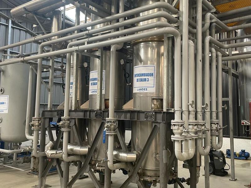 Piping y equipos montados en planta refinadora de aceite de pescado