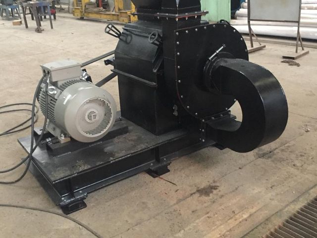 Molino de martillos con motor eléctrico en taller