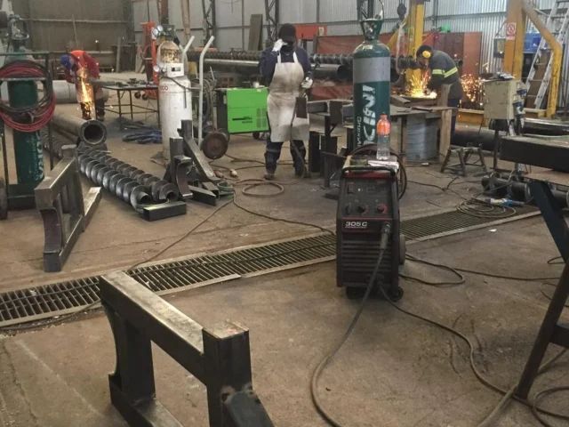 Tornillos de transporte en taller antes del montaje
