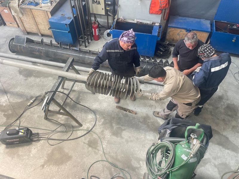 Cuadrilla armando un tornillo helicoidal