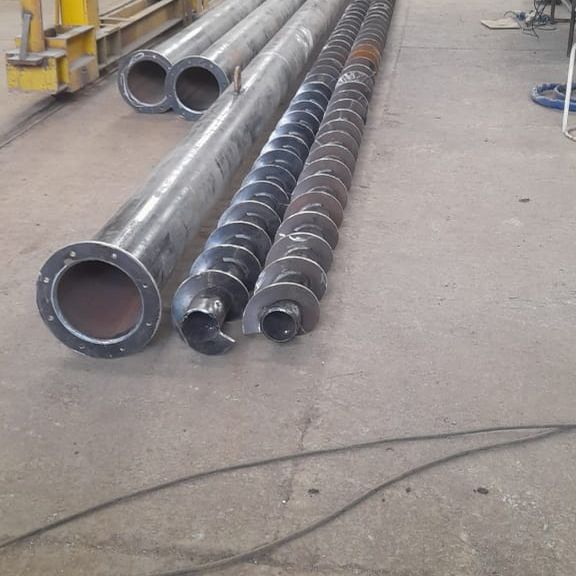 Tornillos helicoidales y tubo listos para montaje
